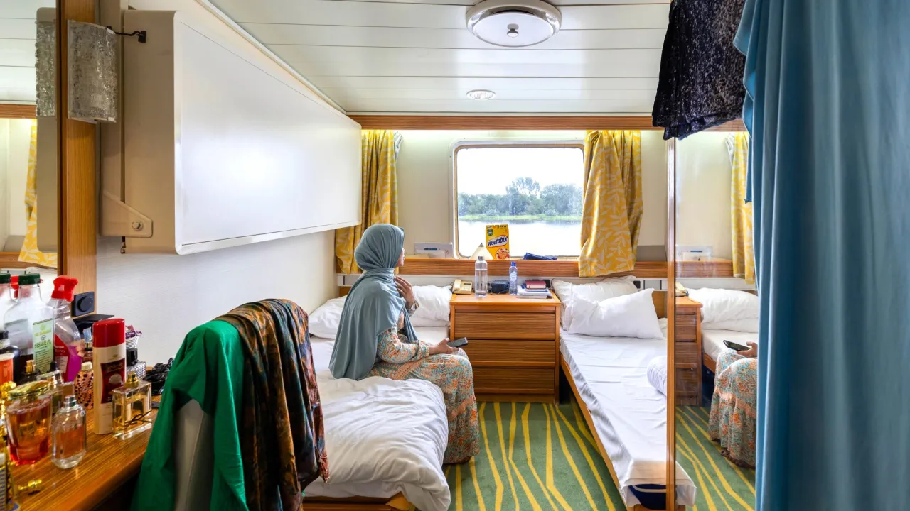 Een vrouw verblijft op de asielboot in Velsen