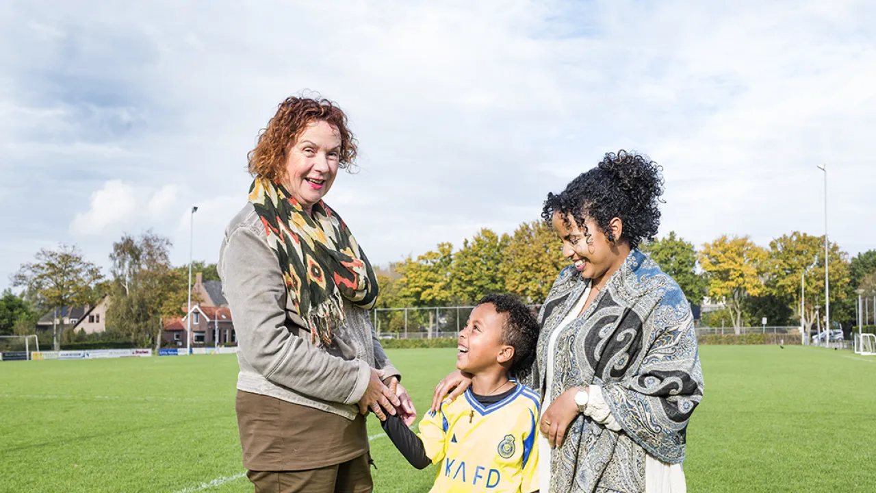 Diana, Aziz en Noah op het voetbalveld