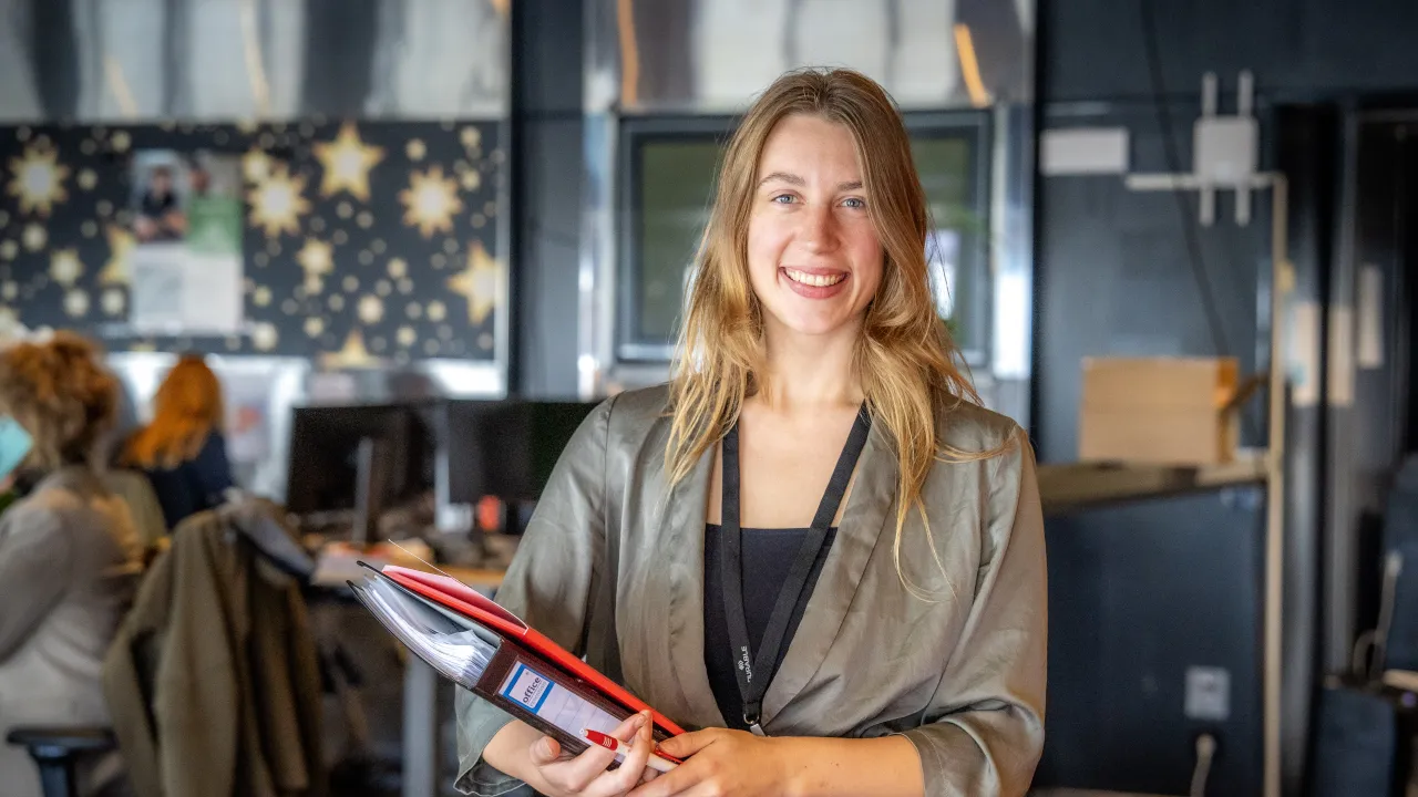 Teamleider Marras op de MS Galaxy in Amsterdam