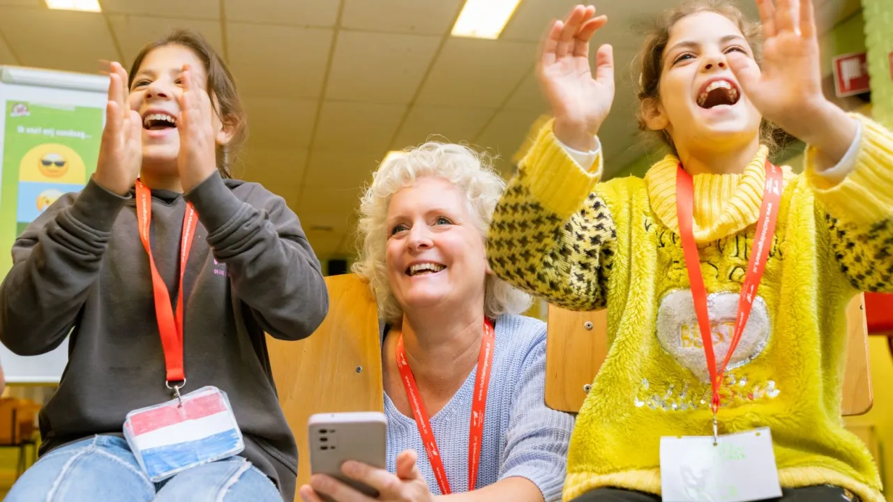 Een vrijwilliger met twee kinderen bij Time4You, een project van VluchtelingenWerk
