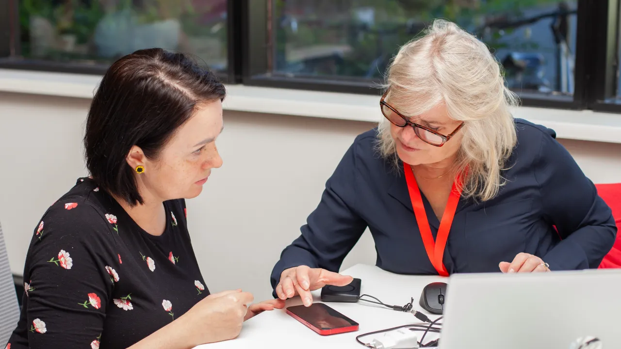 Spreekuur vrijwilliger helpt vrouw