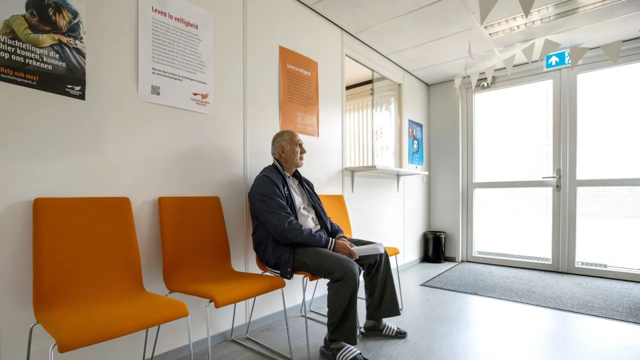 Man wacht in het aanmeldcentrum Budel