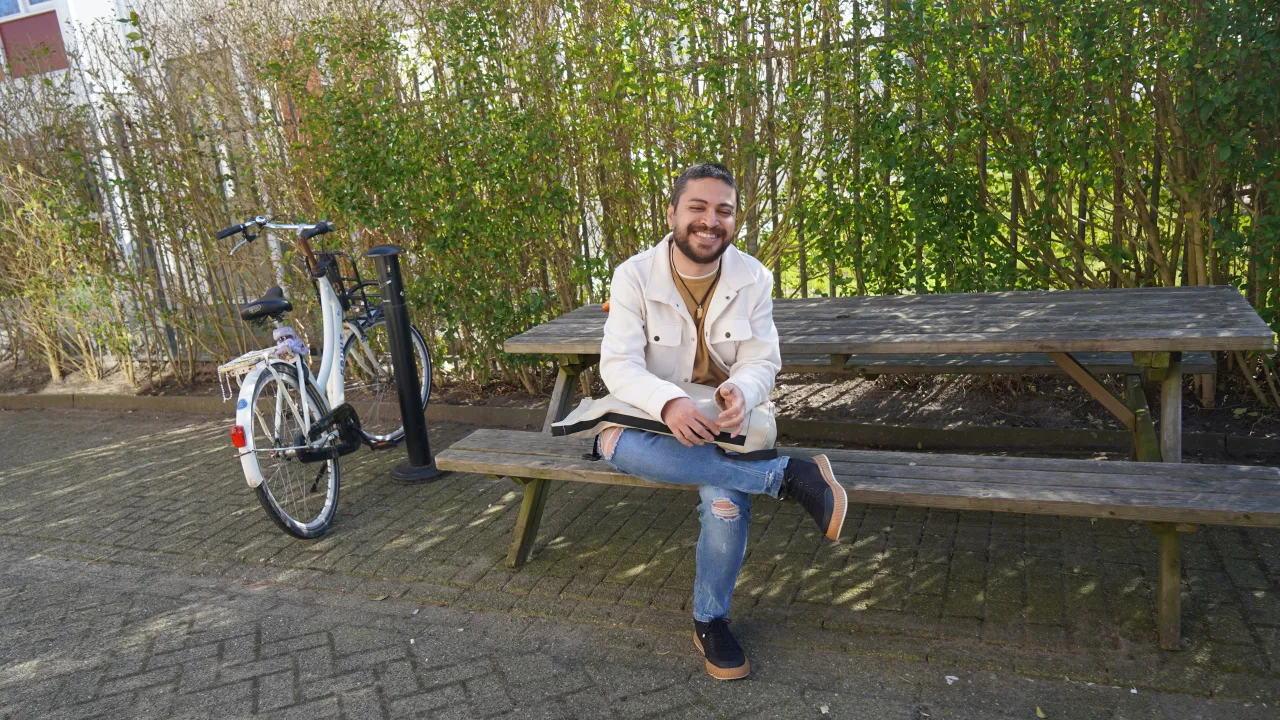 Mehran zit buiten in het azc in Overvecht