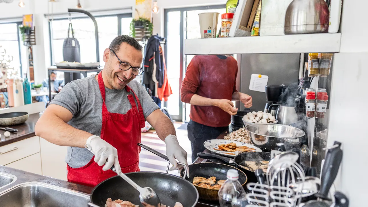 Mohamed aan het koken 