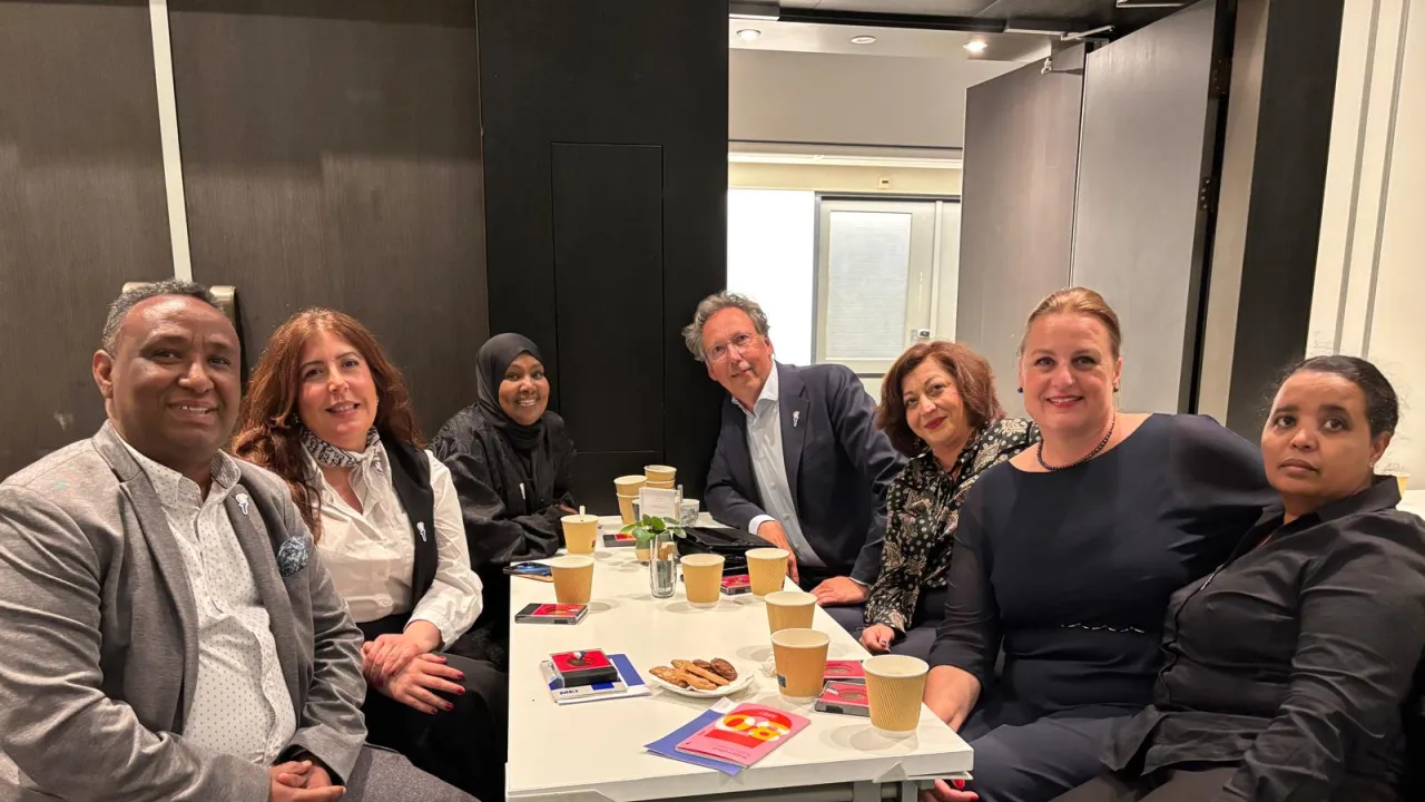 Groep mensen comite 4 en 5 mei vluchtelingwerk