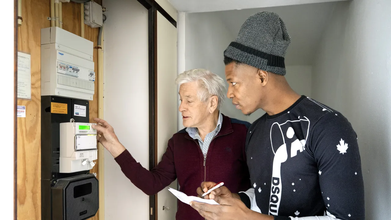 Vrijwilliger helpt statushouder bij verhuizen