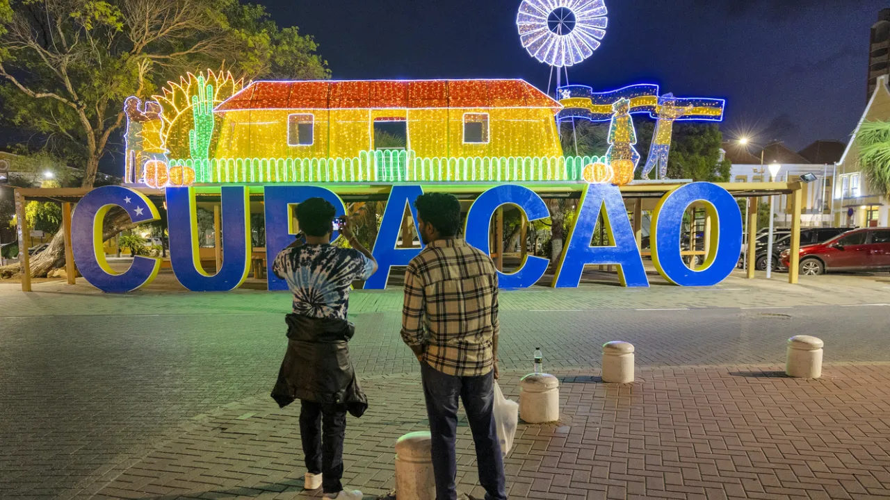 Twee mannen in het donker in Curacao