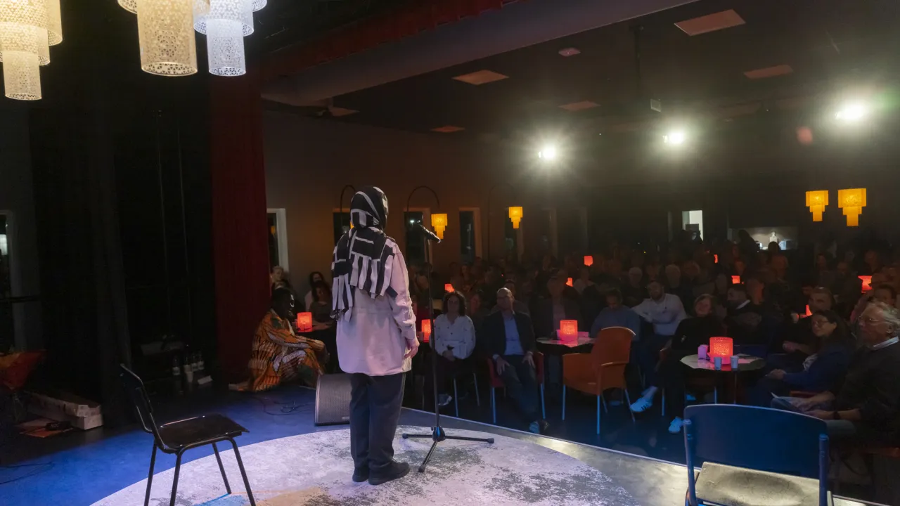 Vrouw staat op het podium tijdens Future Citizens