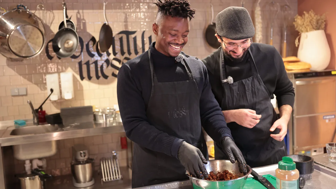Mauro bakt een appeltaart bij Bakkerij van Waarde (Ter Apeltaart)