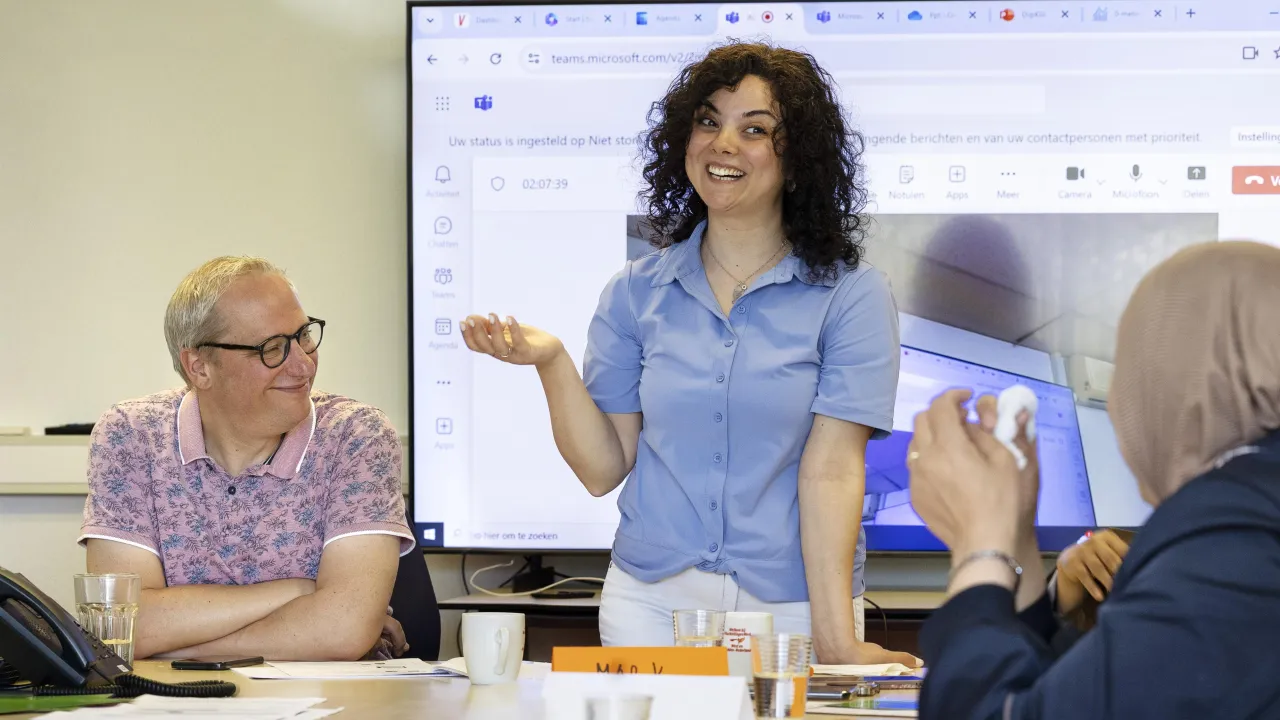 lachende vrouw en meneer