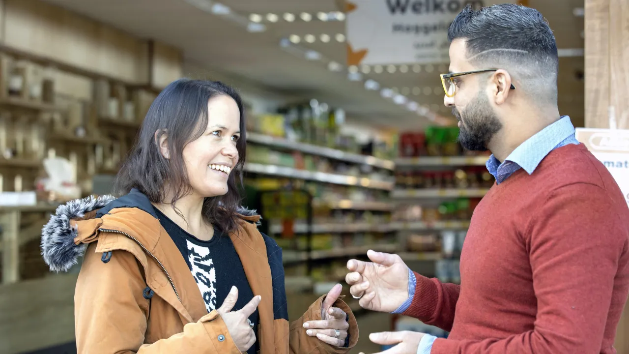 Vrouw en man in gesprek