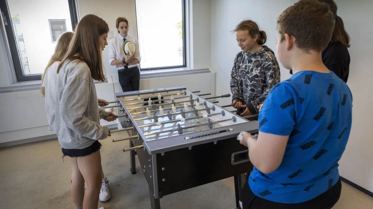 Oekraïense jongeren spelen een potje tafelvoetbal