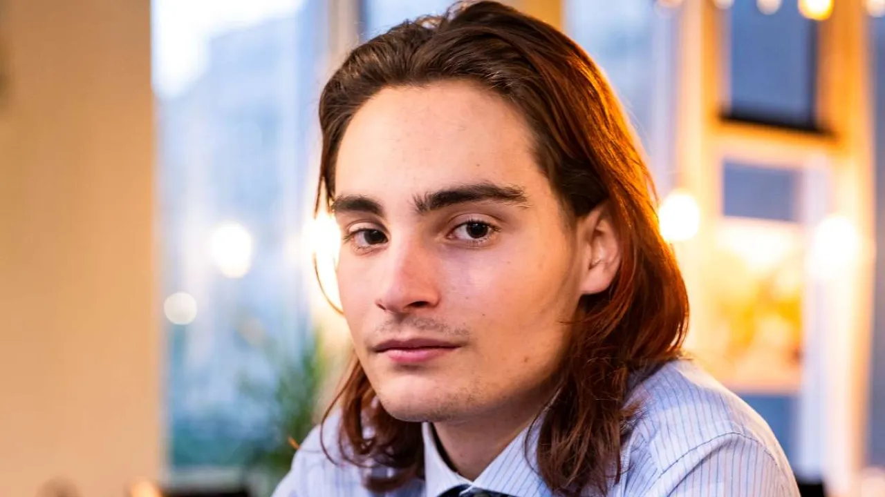 Ilja uit Oekraïne studeert meestal in de bibliotheek. 