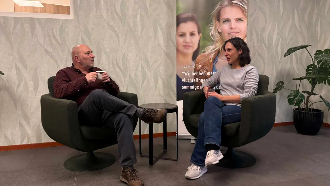 Teamleider Bart Schenke en gemeenteambtenaar Marian van Leeuwen zijn op ons kantoor in Purmerend met elkaar in gesprek over hun samenwerking. 