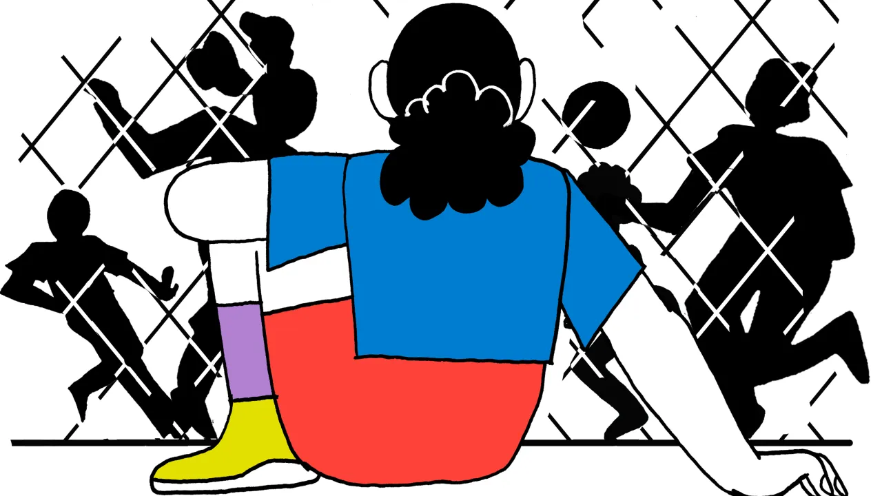 Meisje wacht achter tralies en kijkt naar spelende kinderen