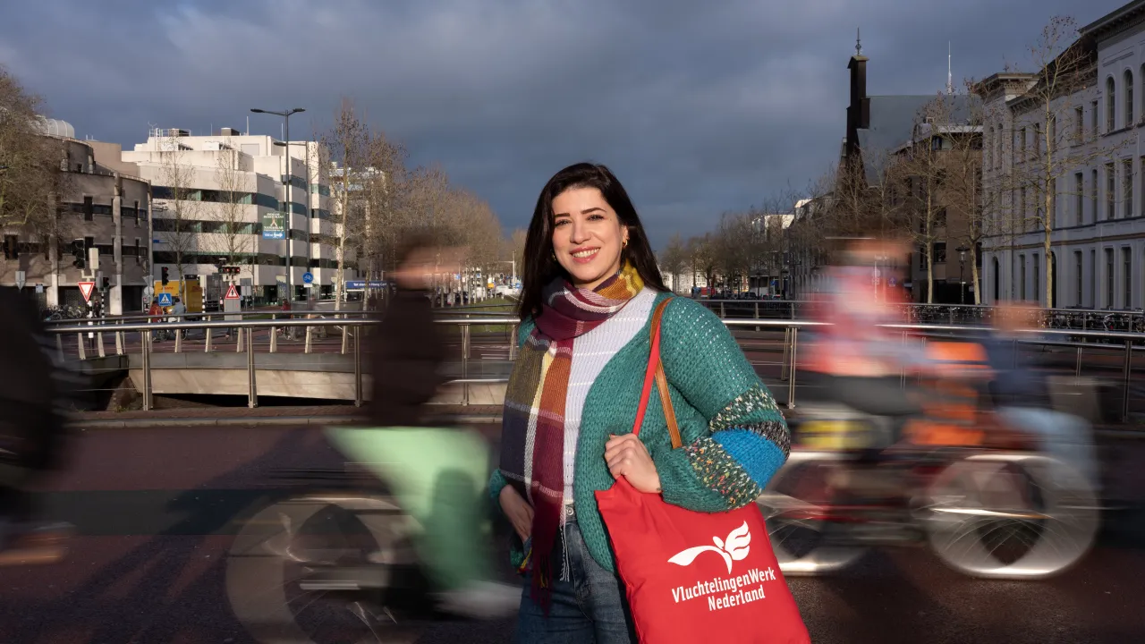 Yara op straat met een VWN tas