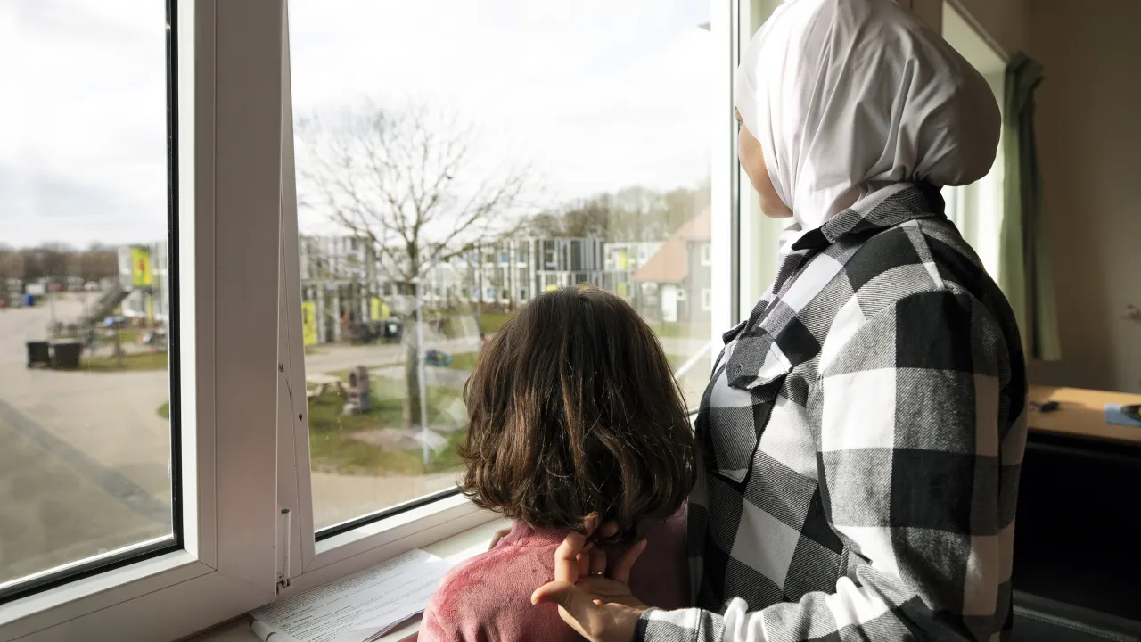 Moeder en kind in azc in Drachten