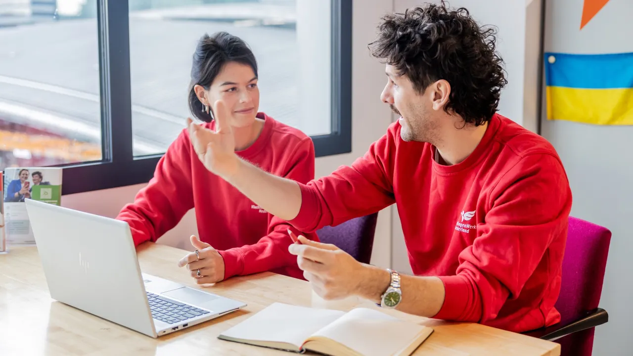 Teamleider en tolk praten met elkaar
