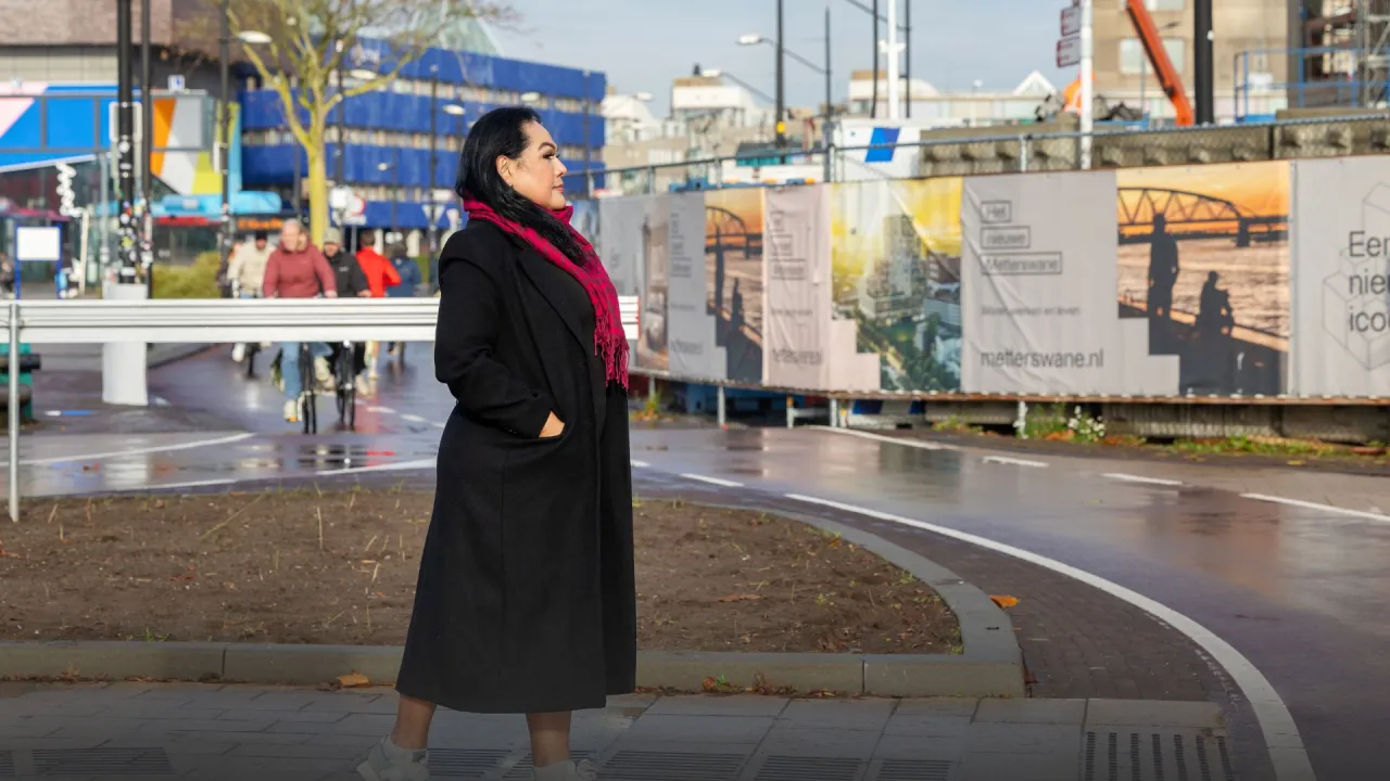 Camilla loopt in de stad. 