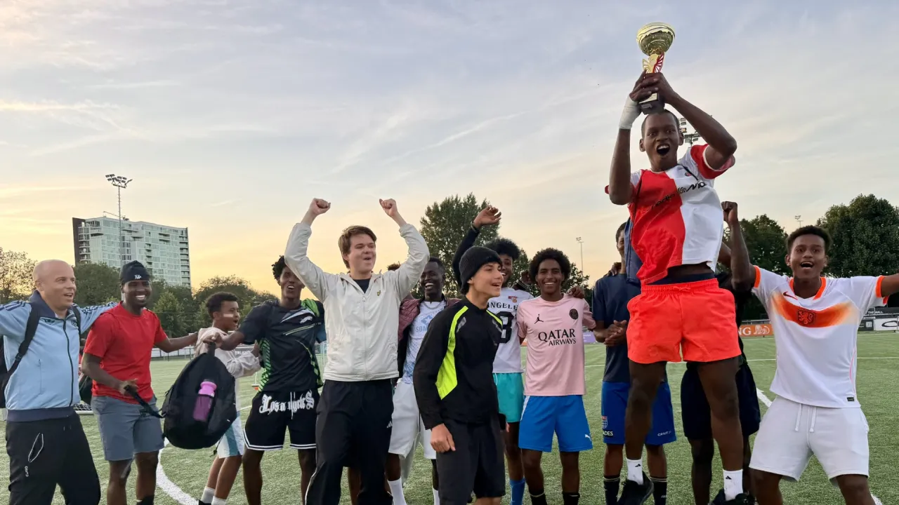 Spelers springen en juichen tijdens de Happy Together Cup