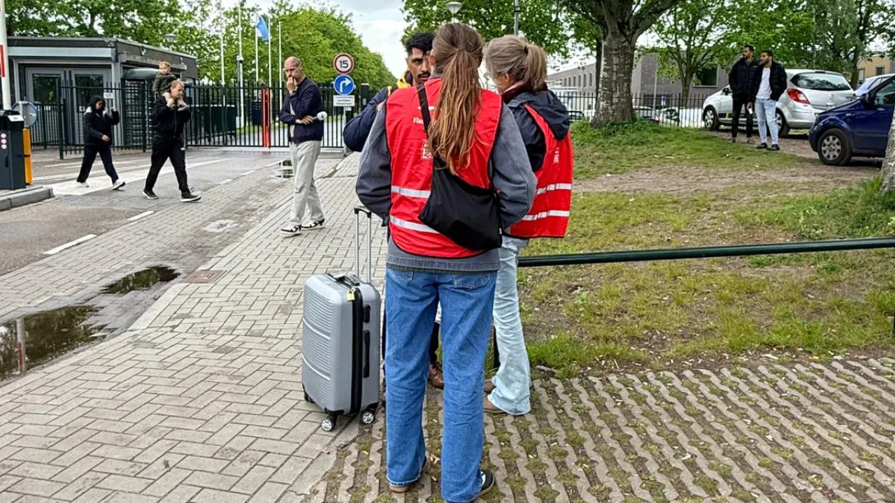 Vrijwilligers van VluchtelingenWerk praten met een asielzoeker in Ter Apel