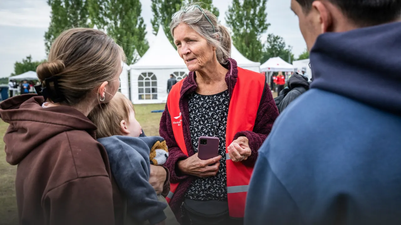Mirjam geeft uitleg aan een gezin dat is aangekomen in Ter Apel.