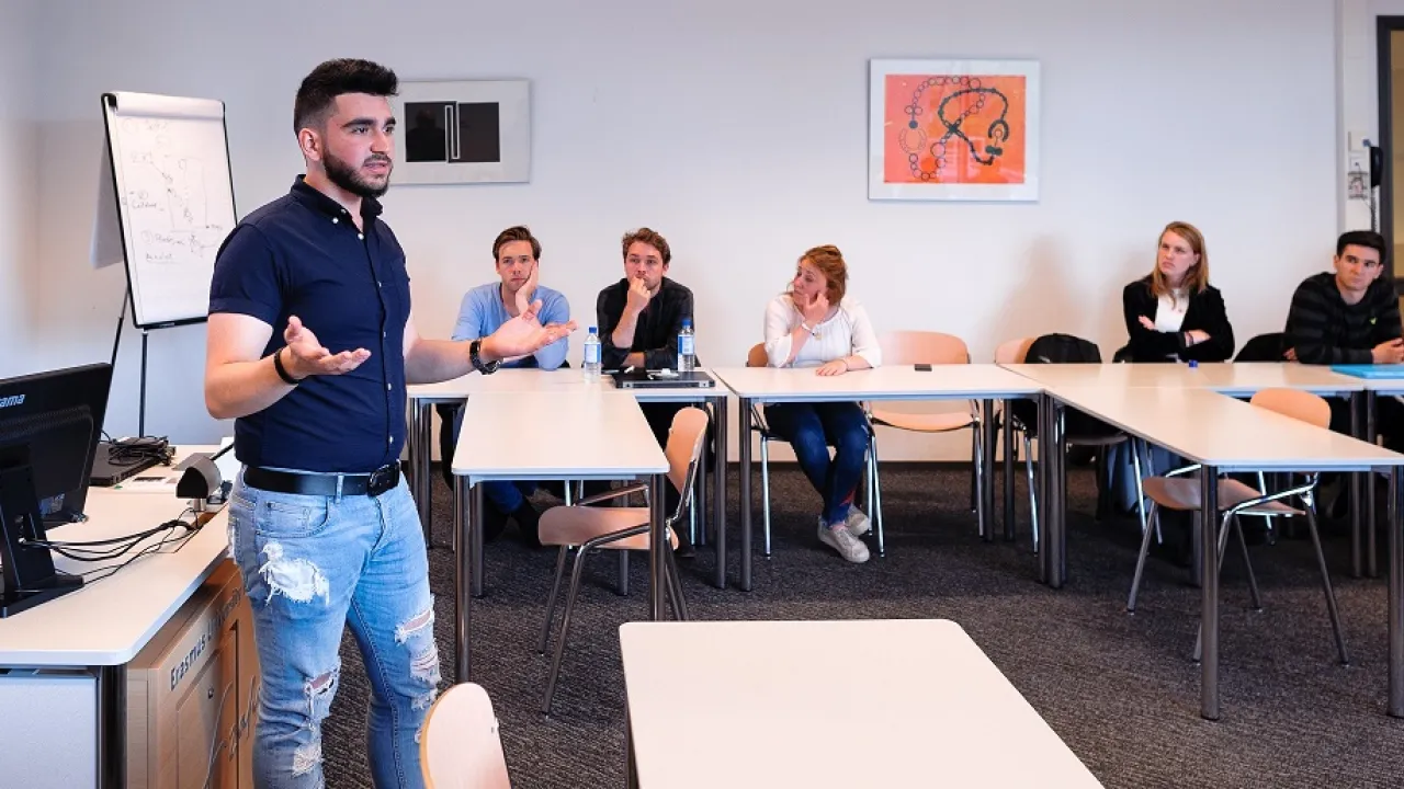 Voorlichting door vluchteling bij bedrijf