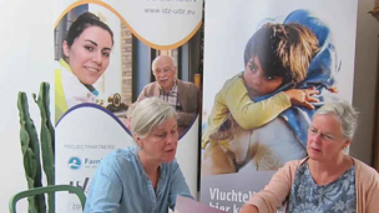 Vrouw begeleidt andere vrouw tijdens project