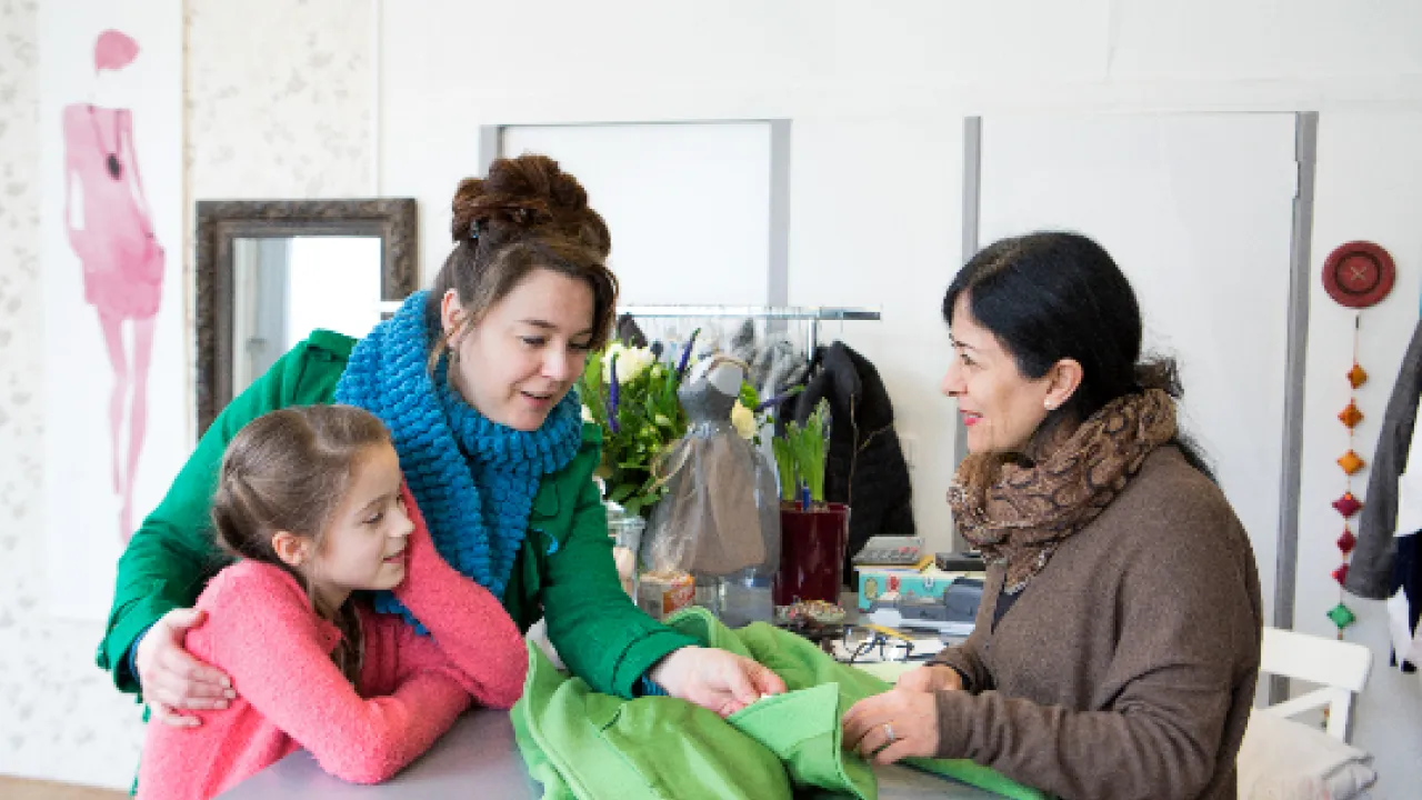 Naaister Mina met klanten