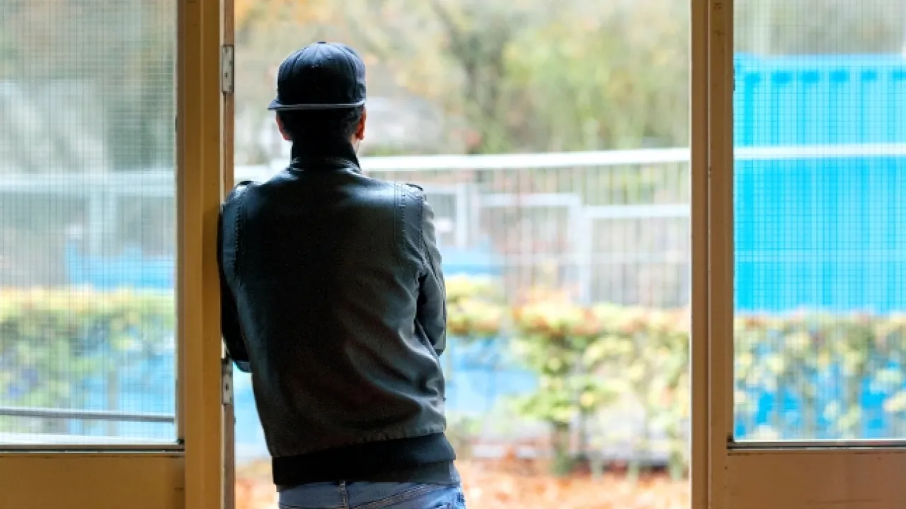 jongen in deuropening