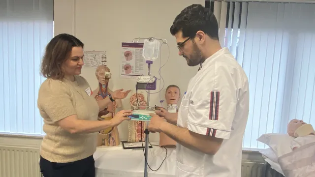 Ahmad en Alina in de zorg