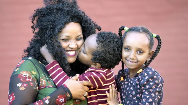 Moeder met 2 kinderen in omhelzing