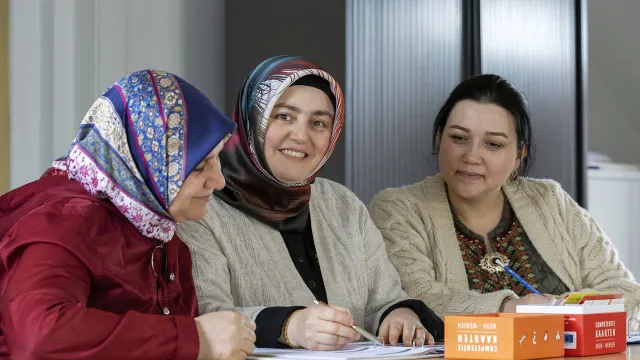 Betül werkt als jobcoach bij VluchtelingenWerk. Tijdens haar werk helpt ze andere vrouwen om hun talenten weer te kunnen inzetten.