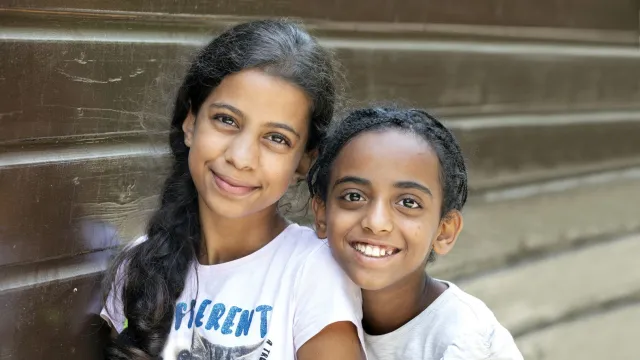 Twee meiden tijdens de kindervakantieweken van VluchtelingenWerk