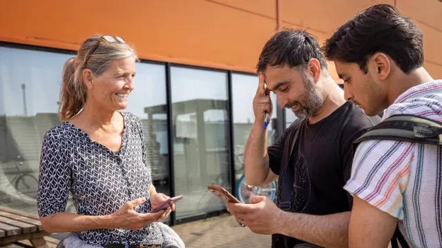 Vrijwilliger helpt vluchtelingen