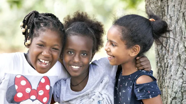 Drie meiden tijdens de Kindervakantieweken van VluchtelingenWerk