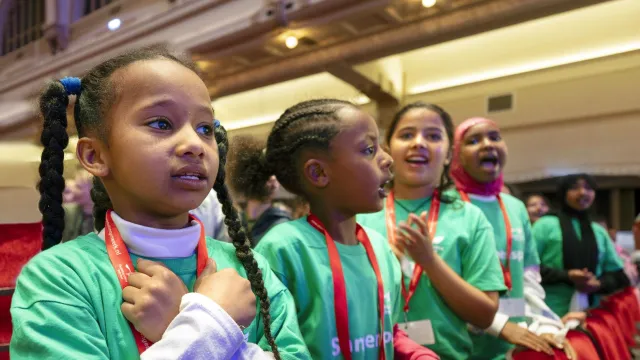 meisjes zingen tijdens concert van Samenspel