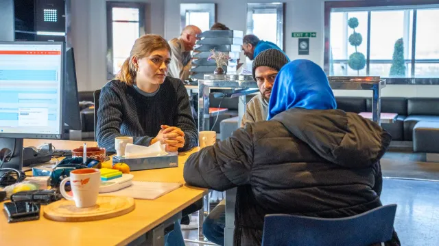 Vluchtelingen op spreekuur bij begeleider VluchtelingenWerk