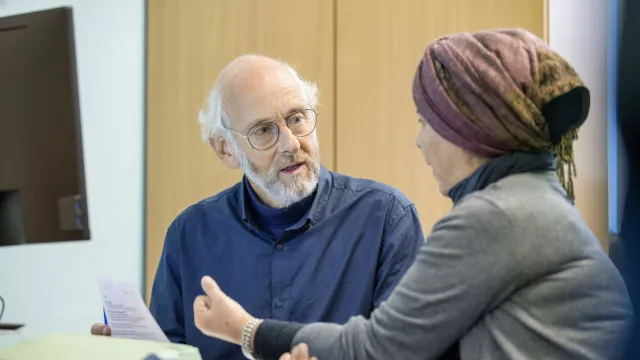 Vrijwilliger van VluchtelingenWerk begeleidt een cliënt