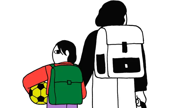 Kind staat aan de hand van ouder met voetbal onder arm