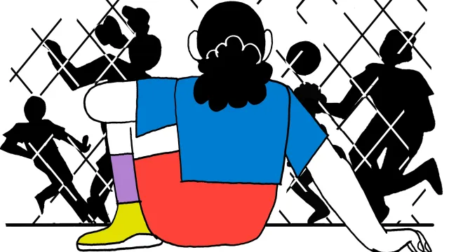 Meisje wacht achter tralies en kijkt naar spelende kinderen