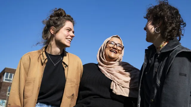 Hilde, Vera en Nana staan naast elkaar