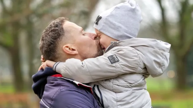 Alex en zoon Timofee knuffelen elkaar in Twello