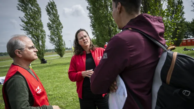 Medewerkers VluchtelingenWerk en Rode Kruis bij Ter Apel