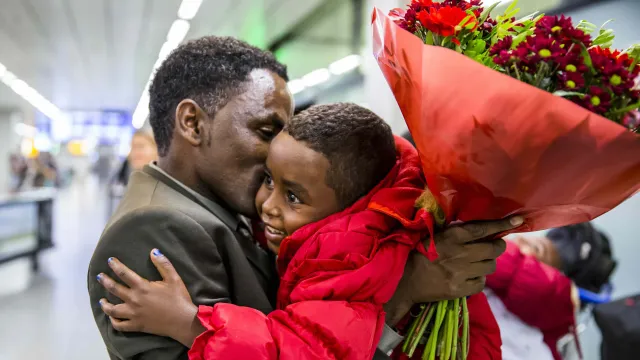 Vader en zoontje herenigd op Schiphol airport
