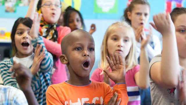 Kinderen in de klas tijdens samenspel ontmoetingsles