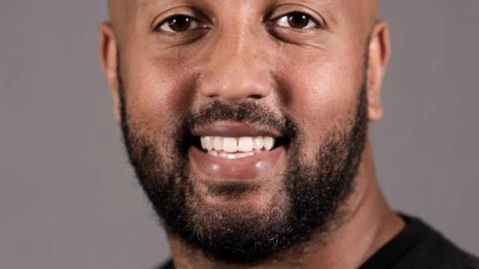 Foto van VluchtelingenWerk-ambassadeur Mo Hersi