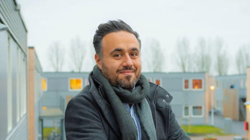 Ribal op balkon van AZC