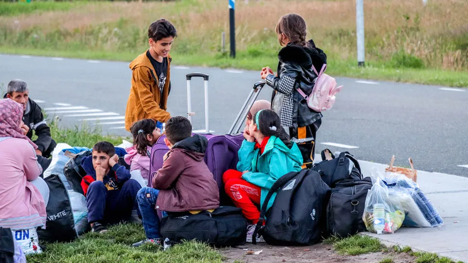 Kinderen wachten bij Ter Apel