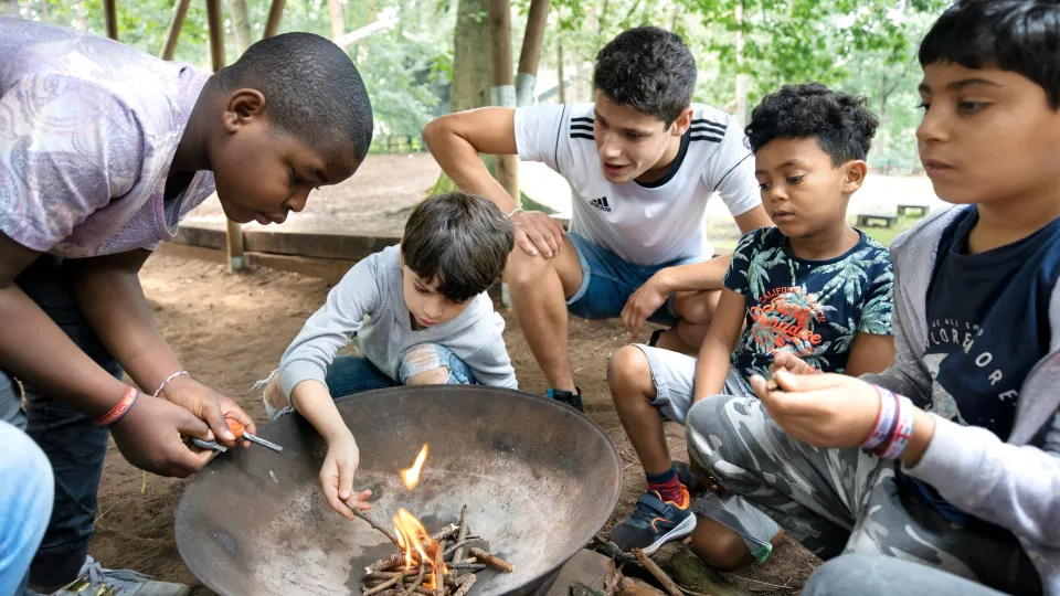 Kampvuur bouwen tijdens de Kindervakantieweken